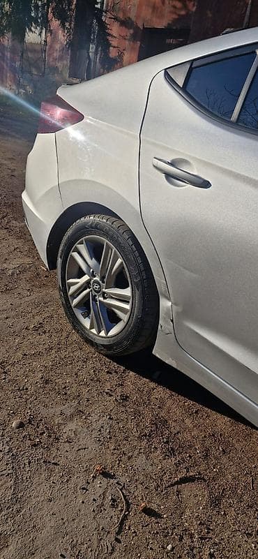 hundai acsent: Hyundai Elantra sedan – gümüşü rəng, modern dizaynlı ön barmaqlıq və — 4