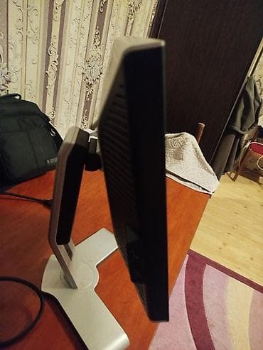 it internet: Dell LCD monitor - Model: Dell UltraSharp seriyası (kvadrat formatlı — 4