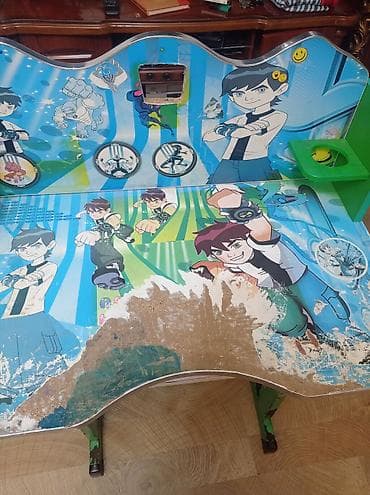Ben 10 dizaynlı uşaq yazı masası. Masa rəngarəng Ben 10 personaj — 5