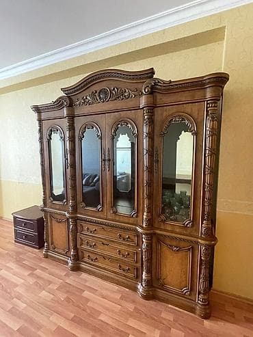 Klassik üslubda iri bufet-vitrin - Material: təbii ağac (qoz