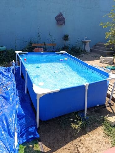 дом с бассейном: Mavi rəngli, düzbucaqlı formalı, çərçivəli hovuz. İçərisi su ilə dolu — 3