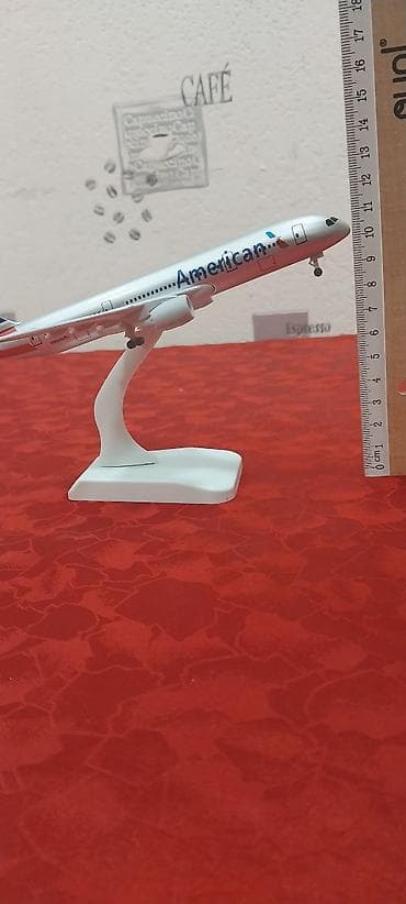 American Airlines təyyarə maketi – vitrin/masaüstü dekoru — 2