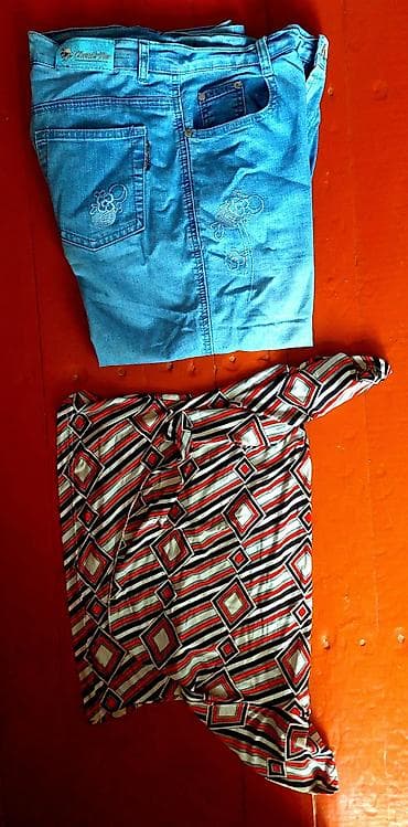 Uşaq geyimi və ayaqqabıları: 12-14 yaşlı qız üçündür. Her ikisi 5 manatdır — 4