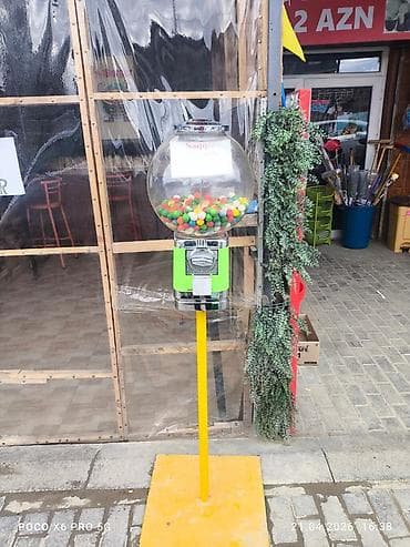 Saqız avtomatı – sikkə ilə işləyən, dayaqlı model - Şəffaf, iri