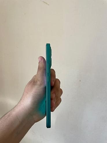 Türk rəngli (firuzə) arxa qapaqlı, kvadrat kamera bloklu smartfon üçün