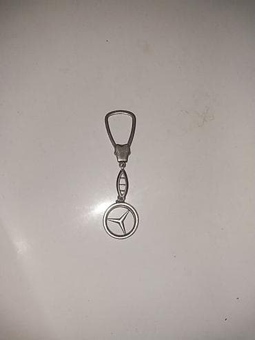 mersedes salon: Mercedes-Benz loqosu ilə bəzədilmiş gümüşü rəngli metal açarlıq. Bu — 3