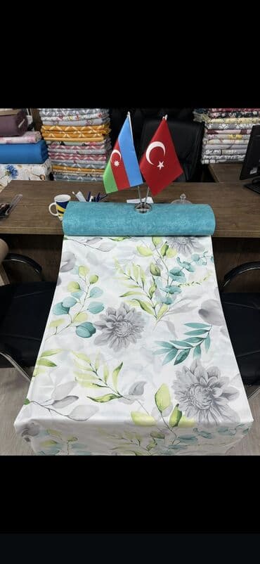 Pledlər: Müxtəlif çiçək naxışları ilə bəzədilmiş dekorativ parça rulonları. Bu — 2
