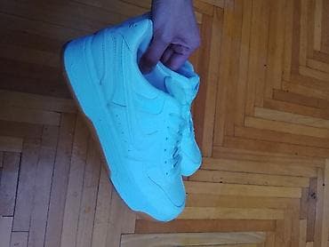 Kişi ayaqqabısı :
2,3dəfə geyinilib. yeni kimdiir 40razmer