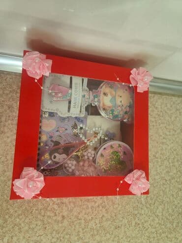 📌11 parca qutuda mehsul var,Qırmızı rəngli, çiçəkli bəzəklərlə əhatə