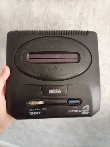 Yaponiya istehsalı Sega Mega Drive 2 oyun konsolu. Çin istehsalı olan