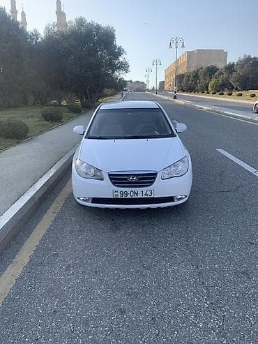 elantra təkər: Hyundai Elantra sedan – ağ rəng, 4 qapı, şəhər və tras üçün praktik — 5