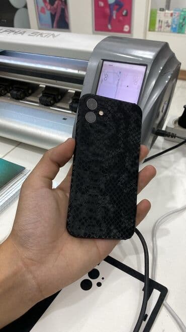 Qara teksturalı dəri naxışlı telefon arxa örtüyü (skin) — kamera və