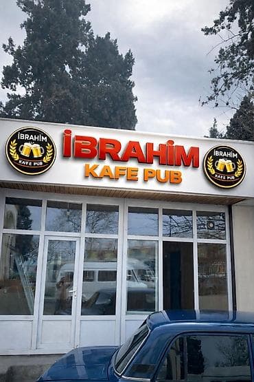kafe resdaran: İBRAHİM Kafe Pub - Müasir işıqlandırılmış fasadlı, geniş vitrinalı — 1