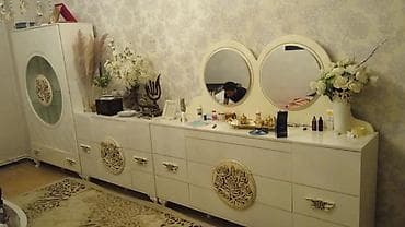 Гостиные гарнитуры: Klassik üslubda dəst: şkaf-vitrin və uzun komod-güzgü - Rəng: krem/ağ — 2