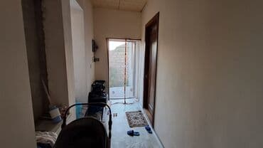 7 ve 8 mkr satilan evler: 3 otaq 1 zal. giriş kalidor, ve hamam tualet . heyetdede ayrica tualet — 9