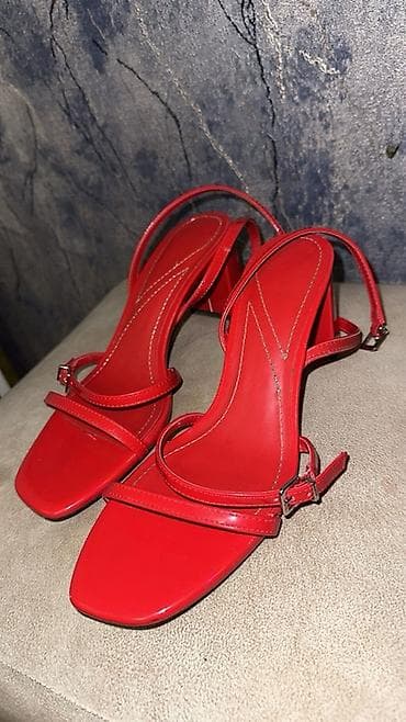 Toy paltarları və aksesuarları: Bershkadan alinb ela vezyetdedir Qırmızı qadın sandaleti - Rəng — 1