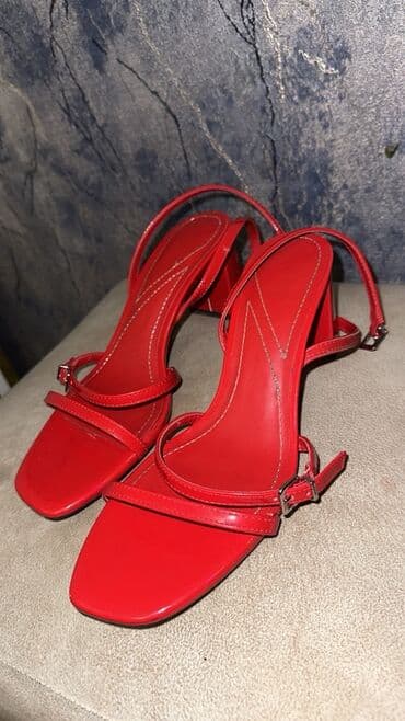 Bershka 37 razmer Qırmızı qadın sandaleti – klassik minimal dizayn -