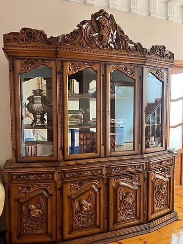 Klassik üslubda, əl oyma dekorativ elementlərlə işlənmiş vitrinli