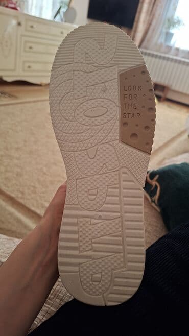 Səndəl və şəp-şüplər: Ağ/krem rəng palitrasında uniseks idman ayaqqabısı. - Üst hissə — 6