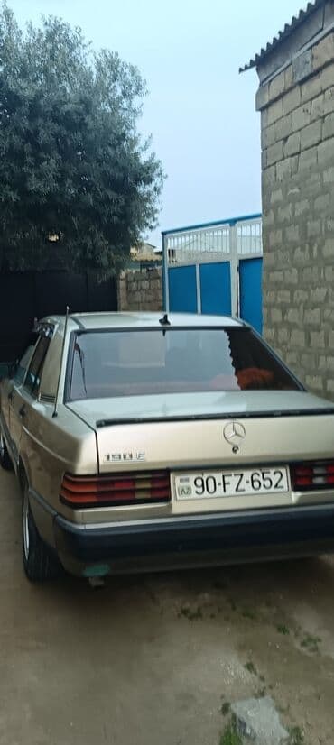 qadın maşınları ucuz: Mercedes-Benz 190E sedan - Korpus: 4 qapılı sedan, “bej/qızılı” rəng — 4