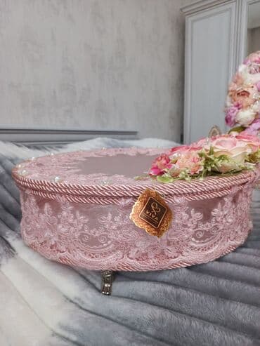 8 mart ucun hediyeler: Çəhrayı rəngdə, zərif güllərlə bəzədilmiş dekorativ səbət. Səbətin — 7