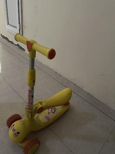 Uşaq skuterı – 3 təkərli, sarı rəngdə Xüsusiyyətlər: - 3 təkərli