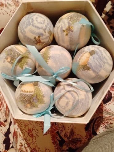 Mərmər effektli PVC panellər: Yolka bəzəkləri dəsti - Altıguşəli dekorativ qutuda təqdim olunur - — 2