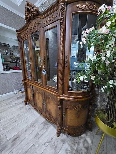 Klassik üslubda böyük vitrin-bufet - Material: təbii ağac — 2