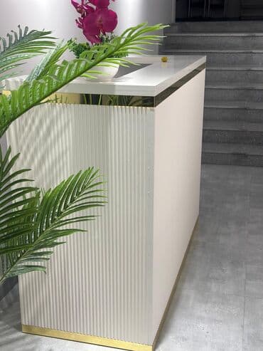 стол для ресепшн: Ağ rəngli resepşn masası, qızılı rəngli metal detallarla — 2