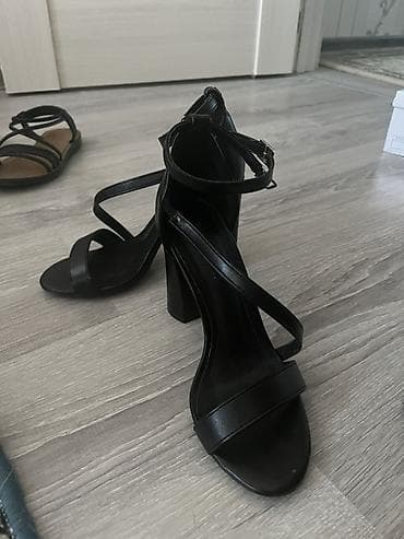 bas: - Klassik qara rəng, minimalist dizayn - Qalın blok daban (təxmini — 3