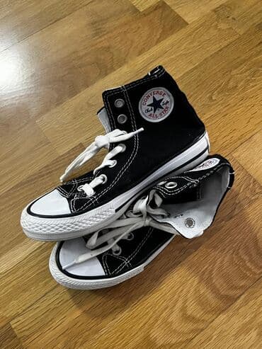 qaqa stili: Qırmızı rəngdə klassik kanvas krossovkalar - Model: Low-top (aşağı — 2