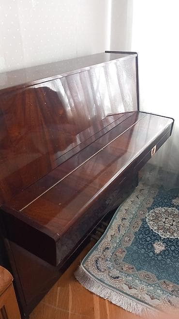 gitara akustik: Ağac örtüklü akustik piano (upright). - Klassik şaquli korpus, tünd — 1