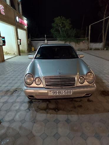 Mercedes-Benz E-Class (W210) sedan - Göy-gümüşü rəngli kuzov, klassik