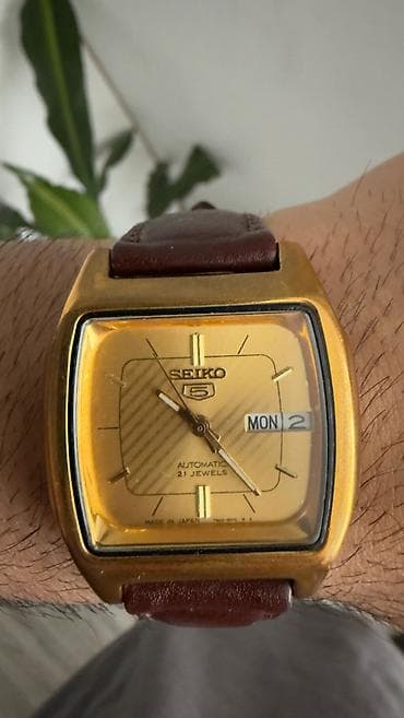 elektiron saat: 1980-ci illərin orjinal yapon saatı. Sapfir şüşə. Qolda enerji yığır — 1