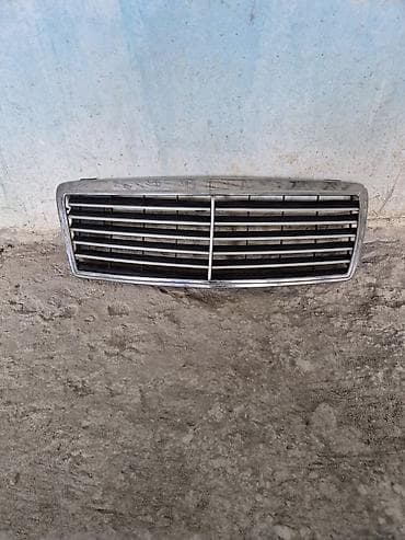 Mercedes-Benz ön radiator barmaqlığı (klassik üslub). - Material
