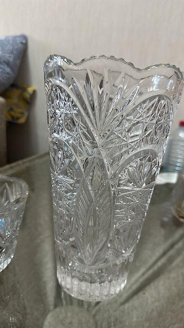 qab alanlar: Kənaizli şüşə/kristal dəst - Tərkib: 1 ədəd hündür vaza, 1 böyük — 2