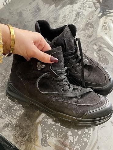 Səndəl və şəp-şüplər: Qara rəngli uniseks idman ayaqqabısı baha alinb - Material: zərif — 1