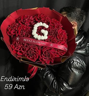 kaktus gülü: 8 Mart üçün xüsusi gül kompozisiyası – şəffaf kvadrat qutuda qırmızı — 5