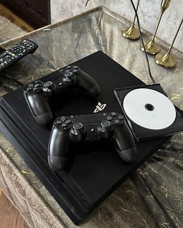 huawei mate xt: PlayStation 4 Pro oyun konsolu. 2 pult üstündə, 2 şunuru, zaretqası — 2