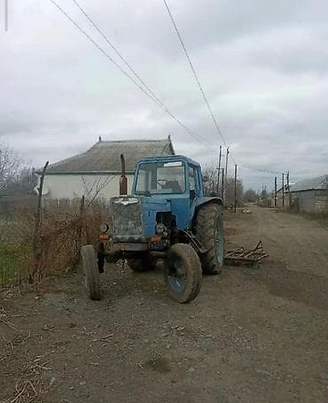 sepli traktor: Sükanlı kabinli mavi traktor, arxasında kotan/oydaşı (tillər) qoşqusu — 4