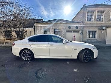maşın nol altı: BMW 5 Series sedan (F10) – ağ rəng, M‑paket üslublu eksteryer. masin — 5