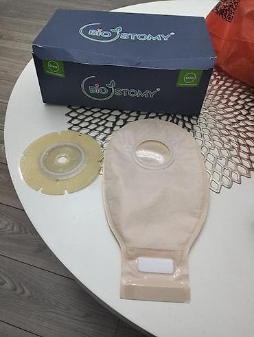Biostomy stoma torbası və baza lövhəsi. Qutunun üzərində 57 mm ölçü