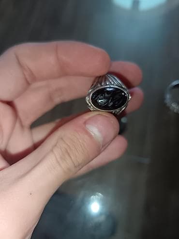 Qol saatları və aksesuarlar: Kişi üzüyü – oval qara daşlı əqiq - Material: metal əsas (gümüş rəngli — 7