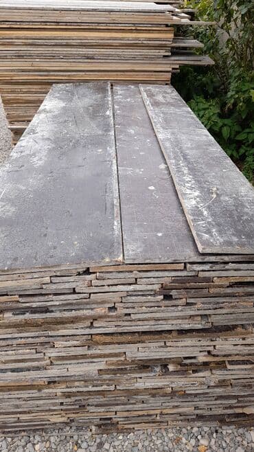 Müxtəlif ölçülü tikinti fanera vərəqləri. Bu faneralar müxtəlif