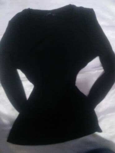 Qara uzunqol qadın bluzası - Rəng: qara - Model: uzunqol, bədənə