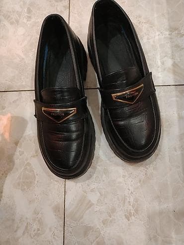 Botinkalar: Uwaq üçün qara loafer ayaqqabılar 37 razmer iki defe geyinilib. - — 2