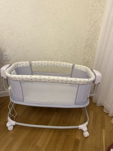 Körpə üçün nəzərdə tutulmuş bu yataq, ağ və boz rənglərdə dizayn