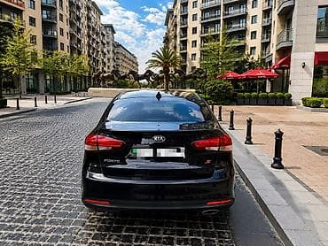 audi a7: Kia Forte: 2 l | 2017 il Sedan — 5