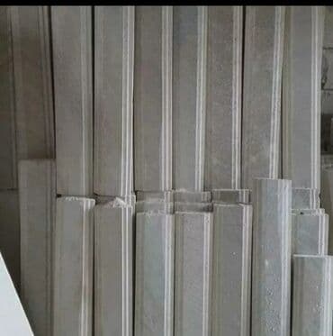 балясины из камня: Ağ rəngli, müxtəlif formalı və ölçülü dəmir-beton sütunlar. Bu — 2