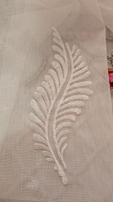 yuxuda ağ pərdə görmək: Ağ rəngli, zərif güllü naxışlarla bəzədilmiş tül pərdə. Yüngül və — 12